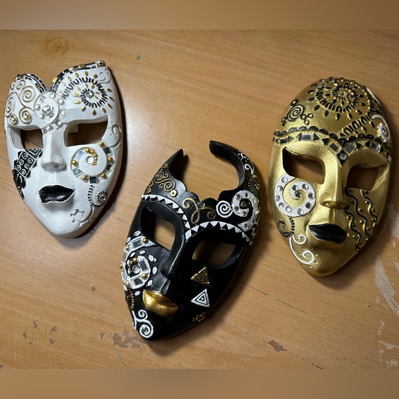 Mardi Gras Wall Masks - Picture 1 of 5